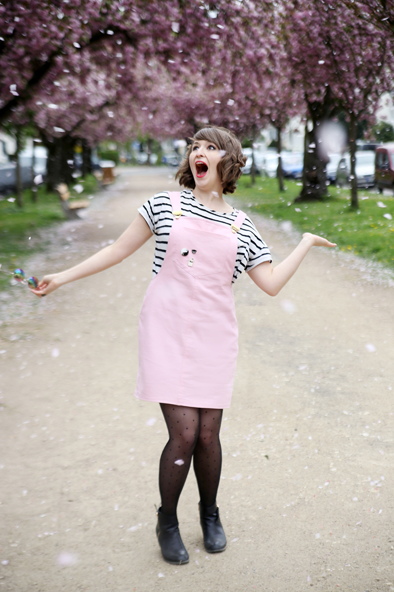 Latz-Kleid selbst nähen in rosa aus Jeansstoff