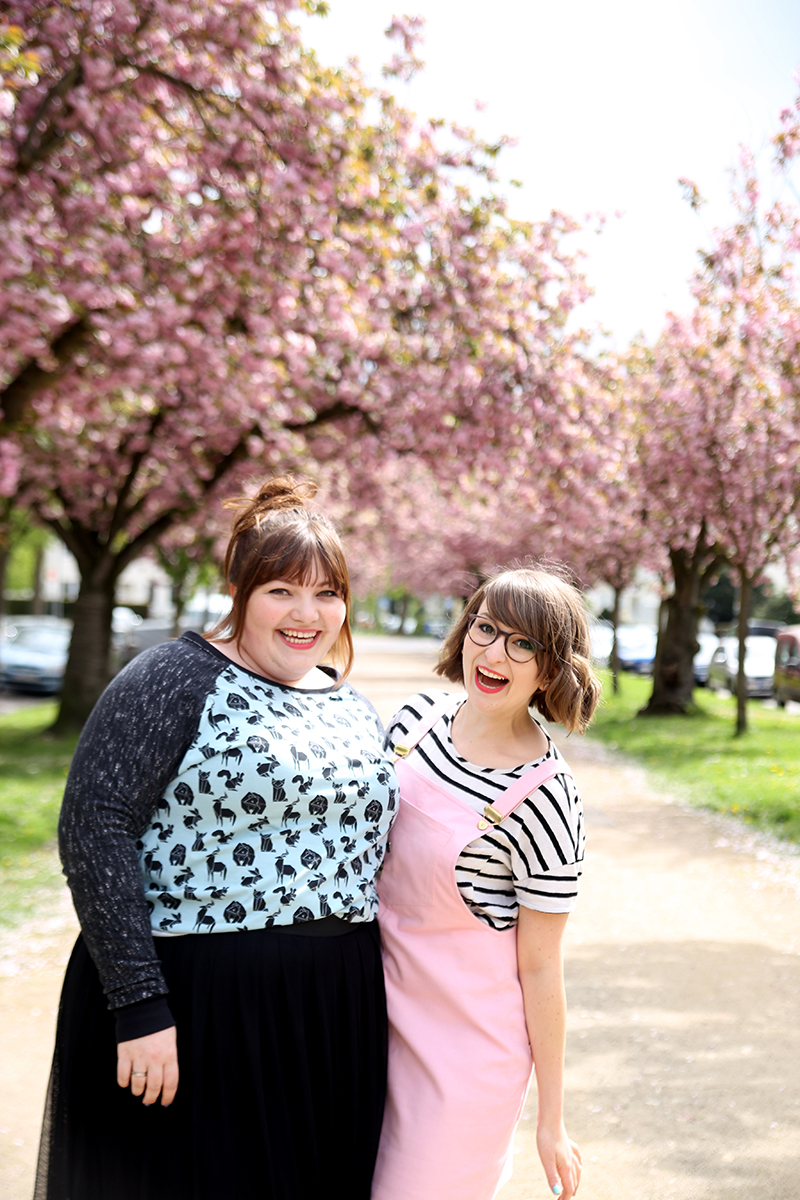 Latzkleid selbst nähen aus rosa Jeansstoff