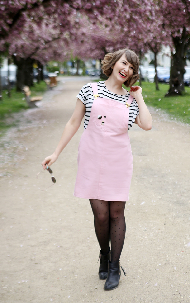 Latz-Kleid selbst nähen in rosa aus Jeansstoff