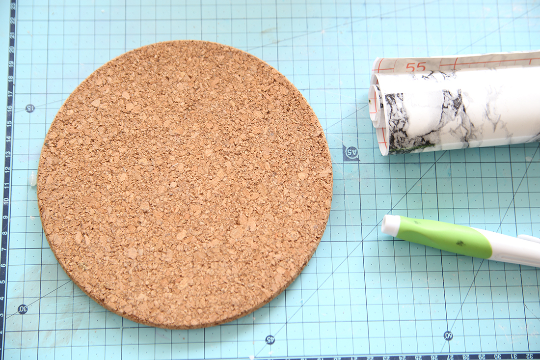 Kreative DIY-Idee zum Selbermachen: Mauspad mit Kork und Marmor-Folie, DIY-Blog