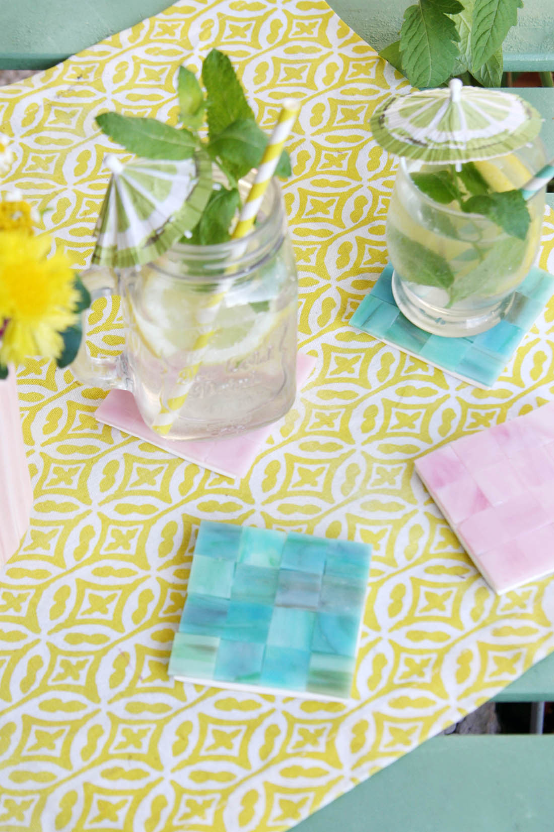 DIY Mosaik-Untersetzer selbstgemacht aus Zement und bunten Mosaiksteinen