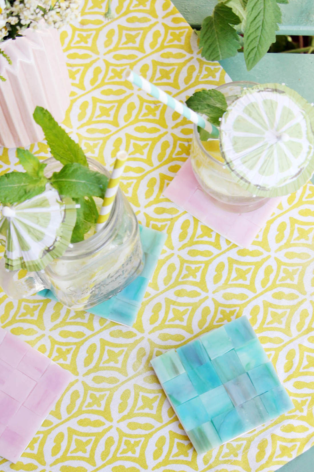 DIY Mosaik-Untersetzer selbstgemacht aus Zement und bunten Mosaiksteinen