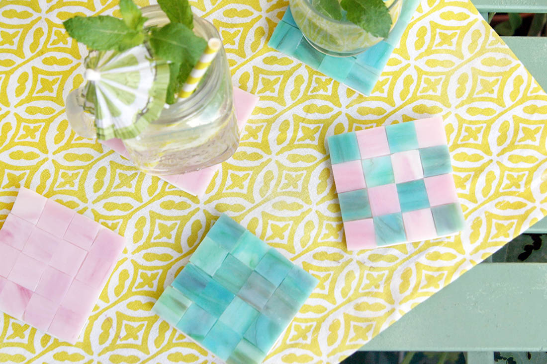 DIY Mosaik-Untersetzer selbstgemacht aus Zement und bunten Mosaiksteinen