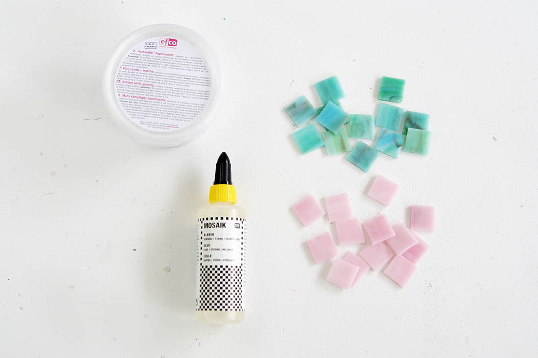 DIY Mosaik-Untersetzer selbstgemacht aus Zement und bunten Mosaiksteinen