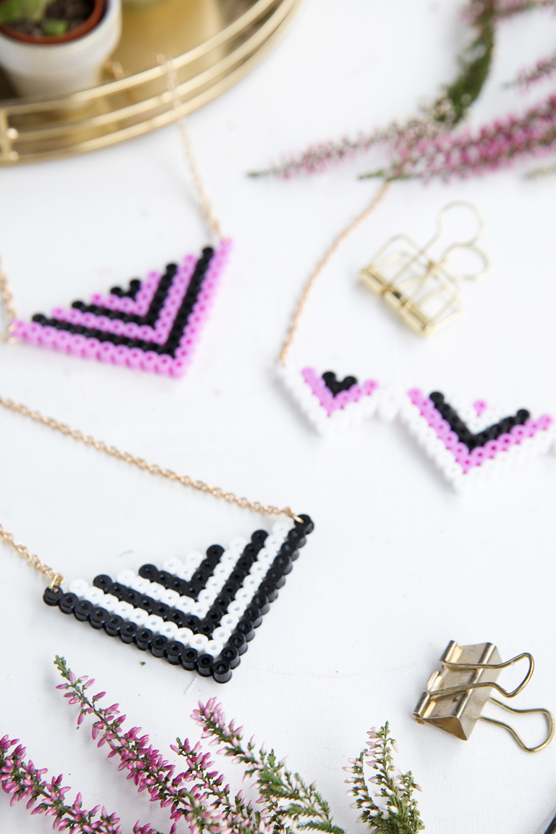 Kreative DIY-Idee zum Selbermachen: DIY Kette aus Bügelperlen einfach selbstgemacht | Kette aus Hama Perlen mit Step by Step Tutorial