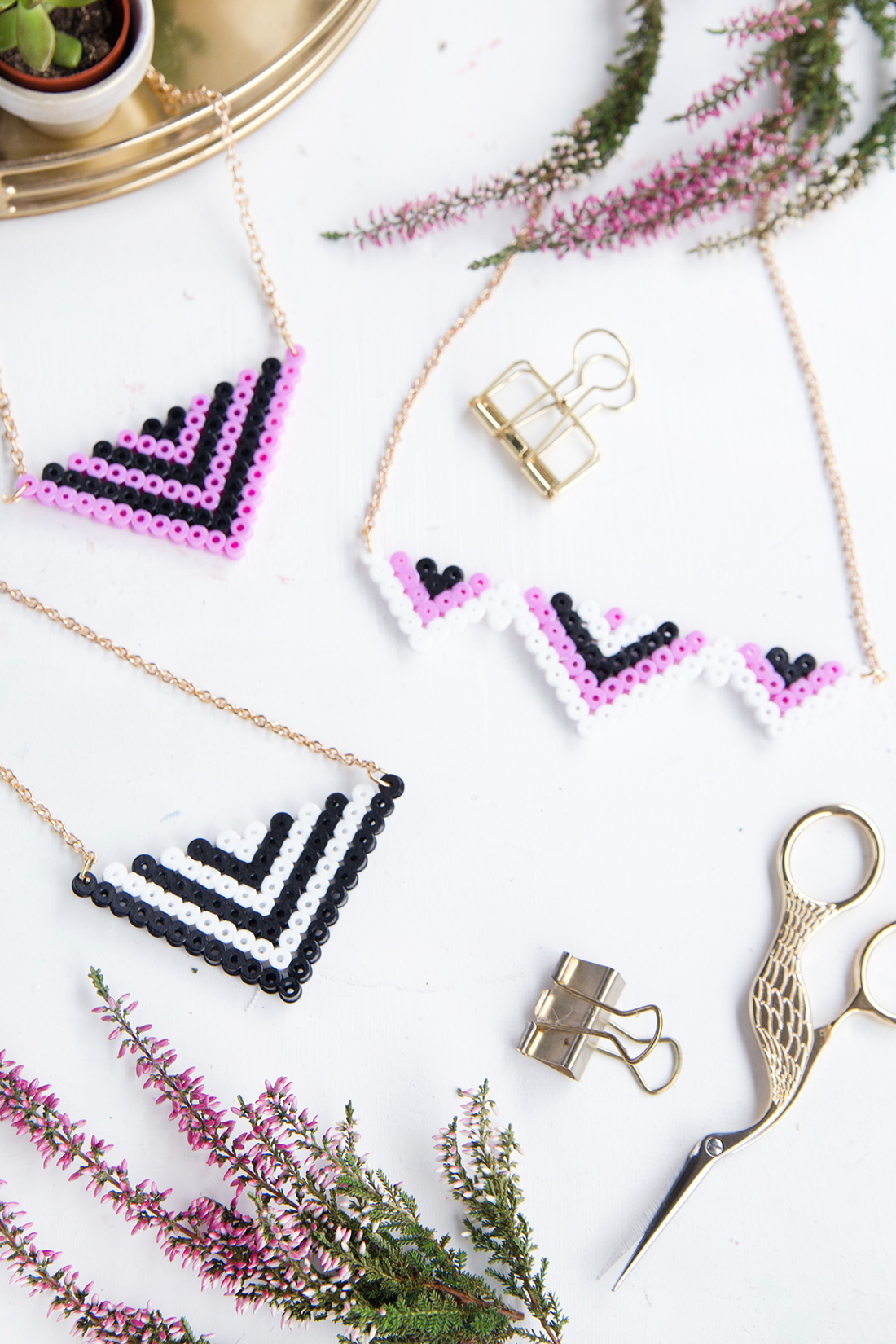 Kreative DIY-Idee zum Selbermachen: DIY Kette aus Bügelperlen einfach selbstgemacht | Kette aus Hama Perlen mit Step by Step Tutorial