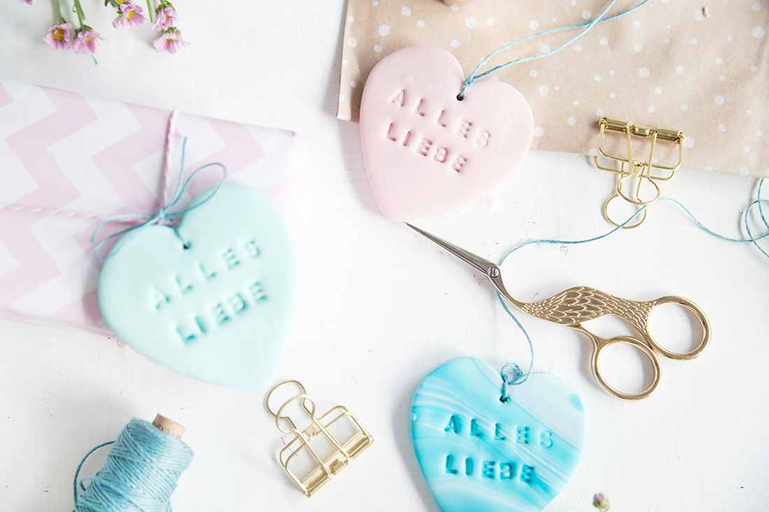 Kreative DIY-Idee zum Selbermachen: DIY Geschenk-Anhänger aus Fimo mit lieben Wünschen und Buchstaben-Stempeln selbermachen