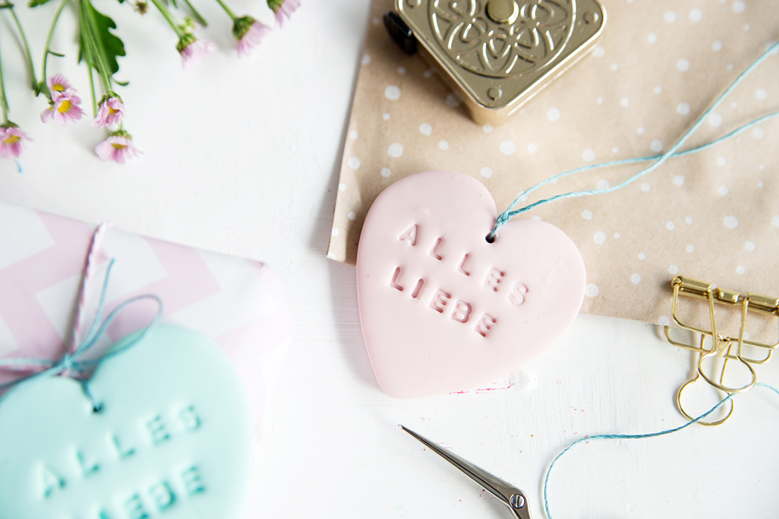 Kreative DIY-Idee zum Selbermachen: DIY Geschenk-Anhänger aus Fimo mit lieben Wünschen und Buchstaben-Stempeln selbermachen
