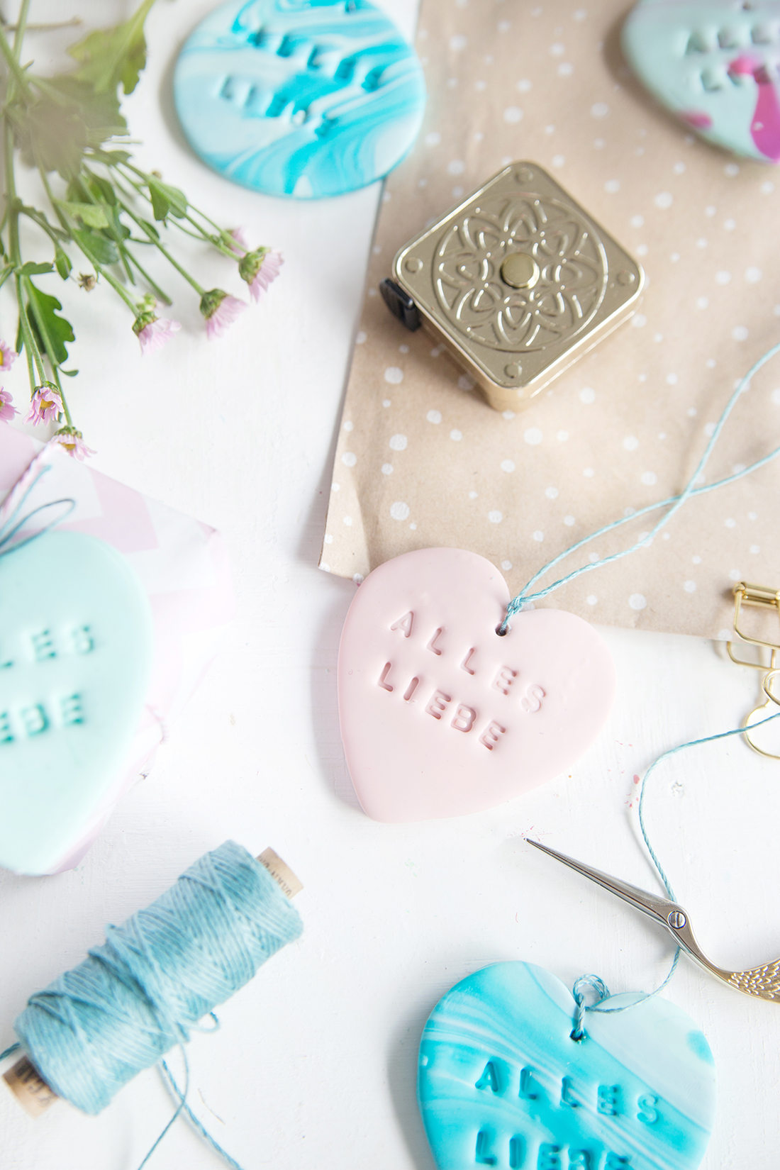 Kreative DIY-Idee zum Selbermachen: DIY Geschenk-Anhänger aus Fimo mit lieben Wünschen und Buchstaben-Stempeln selbermachen