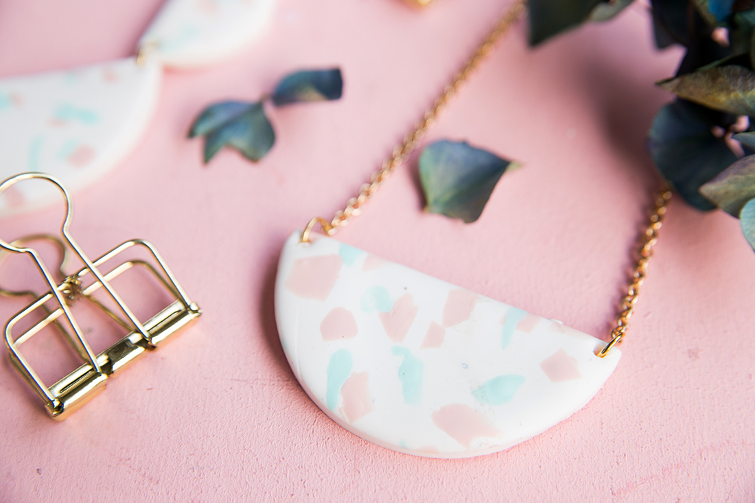 Kreative DIY-Idee zum Selbermachen: Terrazzo-Kette aus Fimo einfach selbstgemacht | DIY-Kette aus Modelliermasse mit Step by Step Tutorial | DIY Schmuck