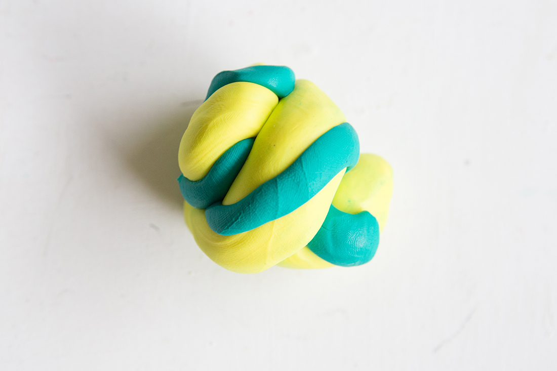 Kreative DIY-Idee zum Selbermachen: Herbstliche Blätter-Teelichthalter aus Fimo einfach selbermachen | Herbst DIY mit Vorlage zum Ausdrucken