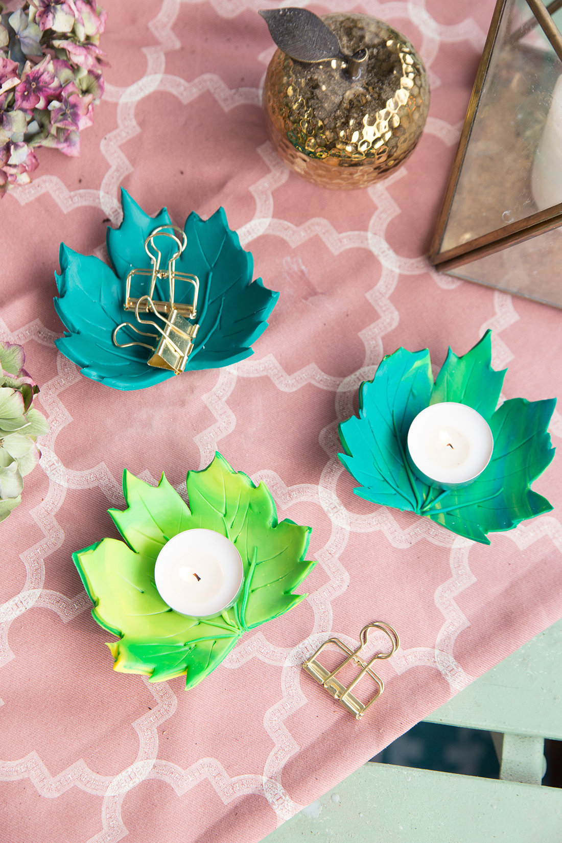 Kreative DIY-Idee zum Selbermachen: Herbstliche Blätter-Teelichthalter aus Fimo einfach selbermachen | Herbst DIY mit Vorlage zum Ausdrucken