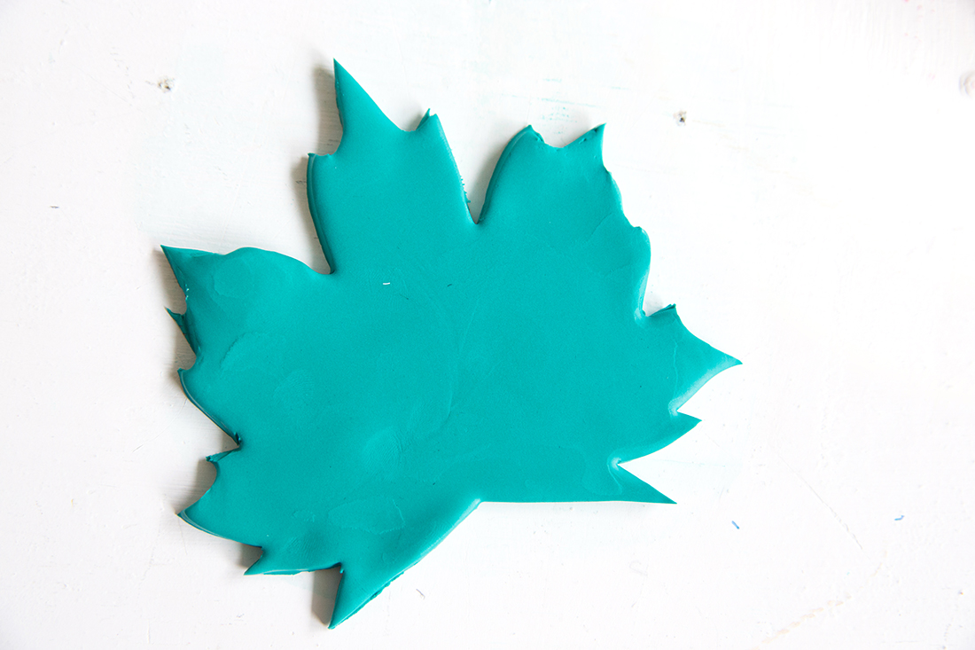 Kreative DIY-Idee zum Selbermachen: Herbstliche Blätter-Teelichthalter aus Fimo einfach selbermachen | Herbst DIY mit Vorlage zum Ausdrucken