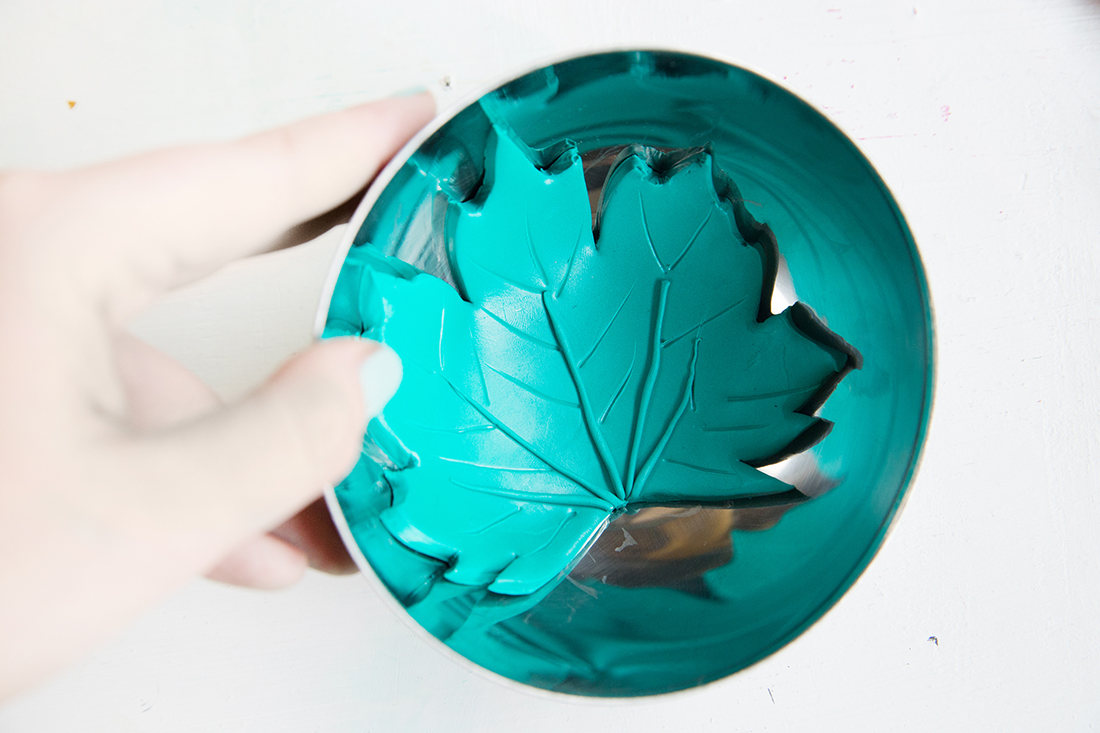 Kreative DIY-Idee zum Selbermachen: Herbstliche Blätter-Teelichthalter aus Fimo einfach selbermachen | Herbst DIY mit Vorlage zum Ausdrucken