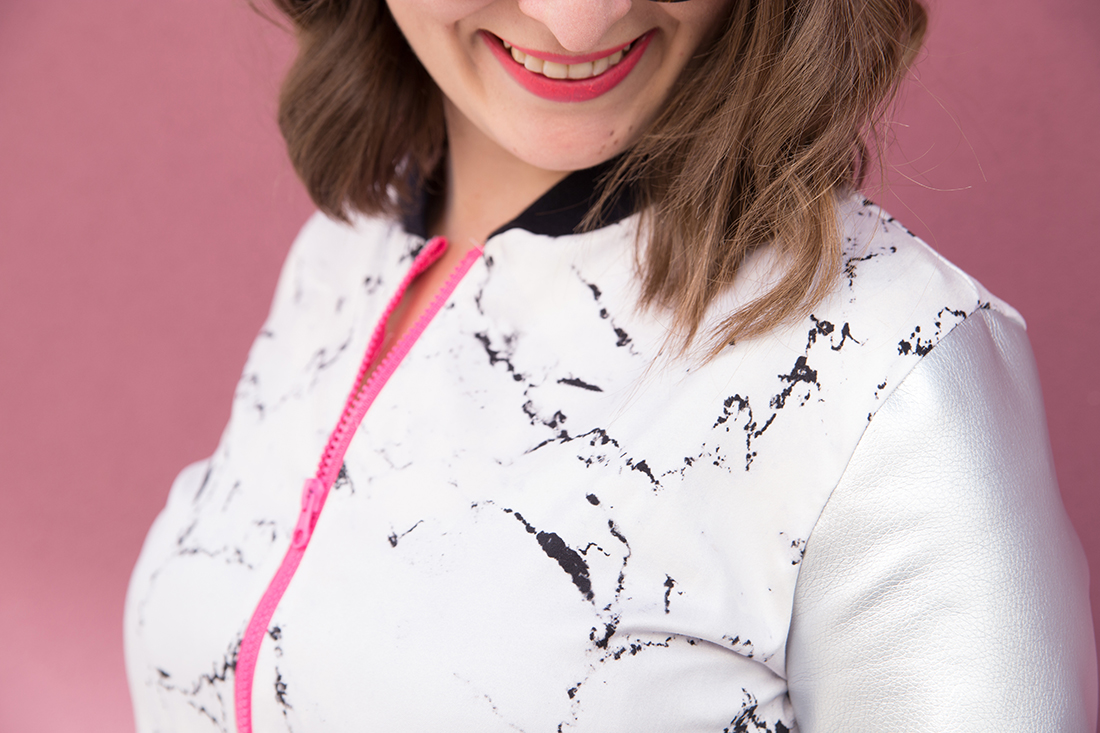 Blousonjacke nähen: Schnittmuster für eine Blousonjacke mit Ärmeln aus Kunstleder - Marmorstoff kombiniert mit silbernem Kunstleder