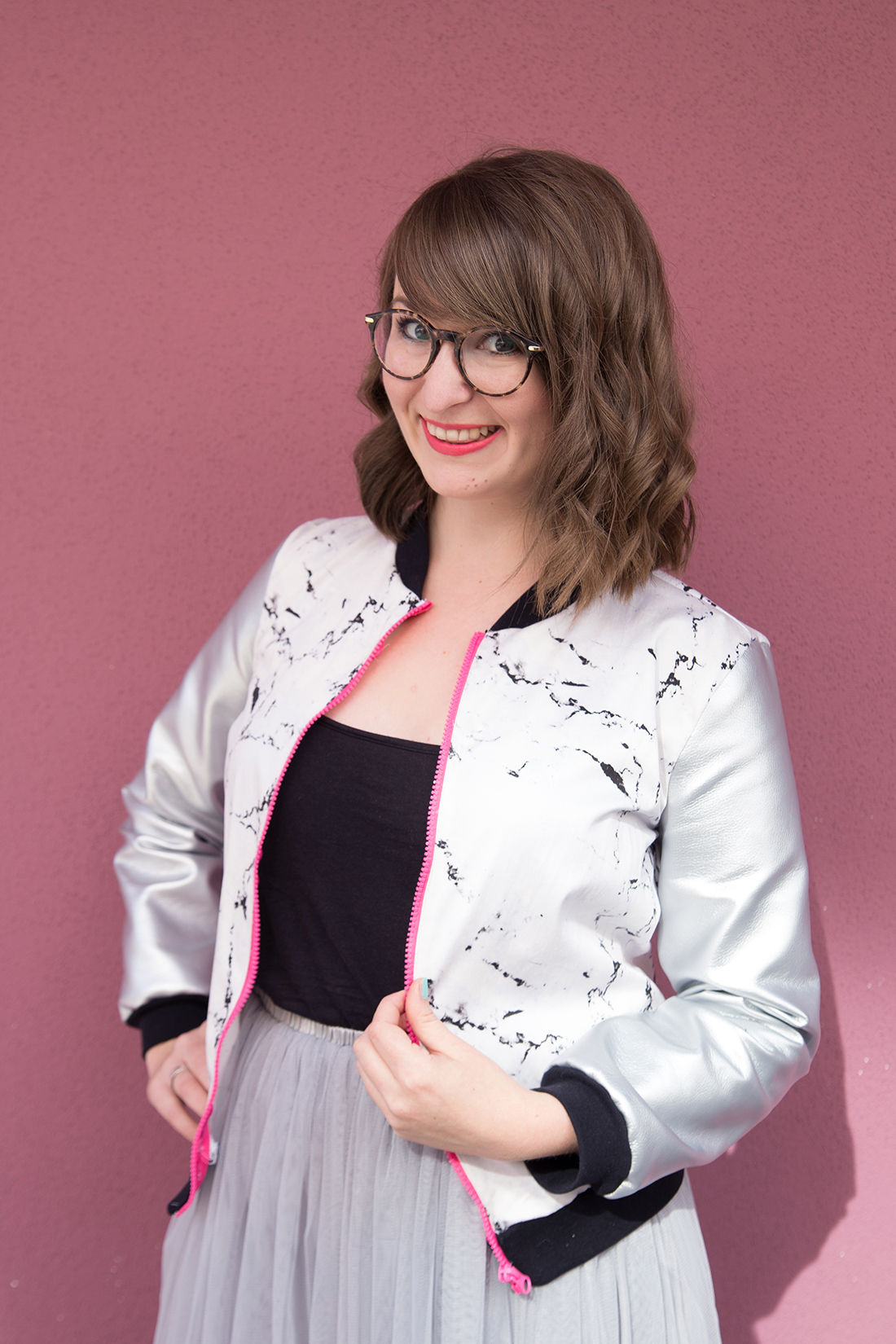 Blousonjacke nähen: Schnittmuster für eine Blousonjacke mit Ärmeln aus Kunstleder - Marmorstoff kombiniert mit silbernem Kunstleder