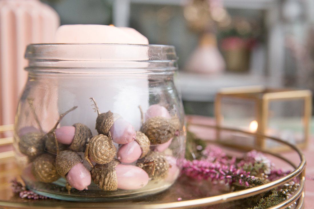 Kreative DIY Deko Idee für den Herbst: Herbstliches Windlicht mit Eicheln und Farbe einfach selbermachen | DIY Idee mit Eicheln