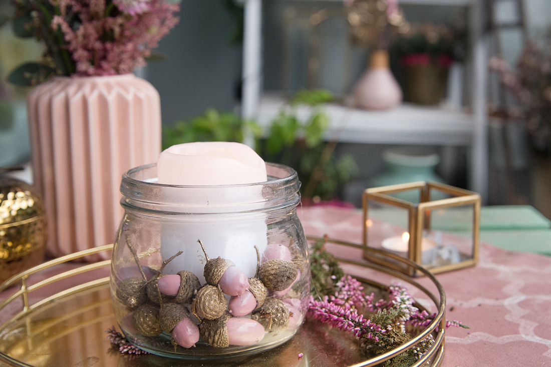 Kreative DIY Deko Idee für den Herbst: Herbstliches Windlicht mit Eicheln und Farbe einfach selbermachen | DIY Idee mit Eicheln