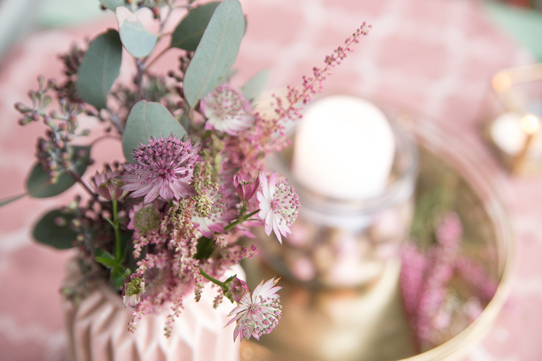 Kreative DIY Deko Idee für den Herbst: Herbstliches Windlicht mit Eicheln und Farbe einfach selbermachen | DIY Idee mit Eicheln