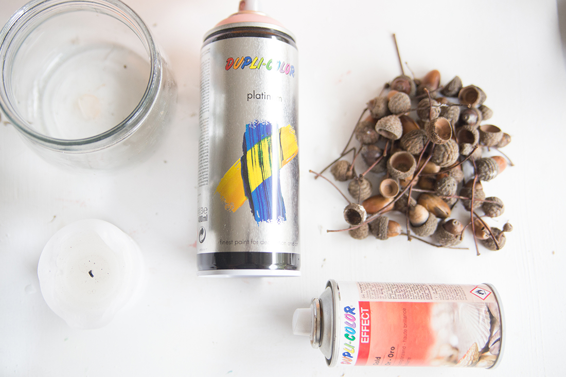 Kreative DIY Deko Idee für den Herbst: Herbstliches Windlicht mit Eicheln und Farbe einfach selbermachen | DIY Idee mit Eicheln
