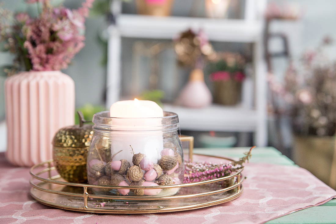 Kreative DIY Deko Idee für den Herbst: Herbstliches Windlicht mit Eicheln und Farbe einfach selbermachen | DIY Idee mit Eicheln