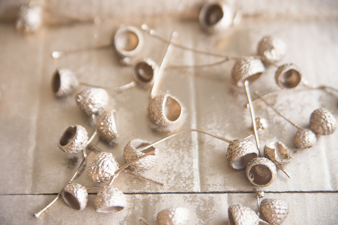 Kreative DIY Deko Idee für den Herbst: Herbstliches Windlicht mit Eicheln und Farbe einfach selbermachen | DIY Idee mit Eicheln