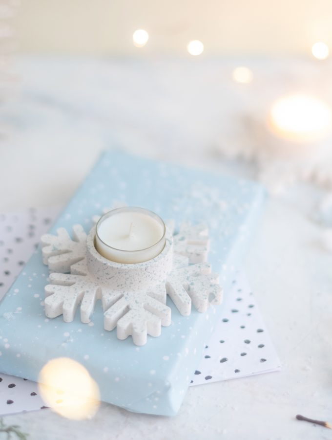 Einfache DIY Geschenkidee: Schneeflocken-Teelichthalter aus Raysin gießen
