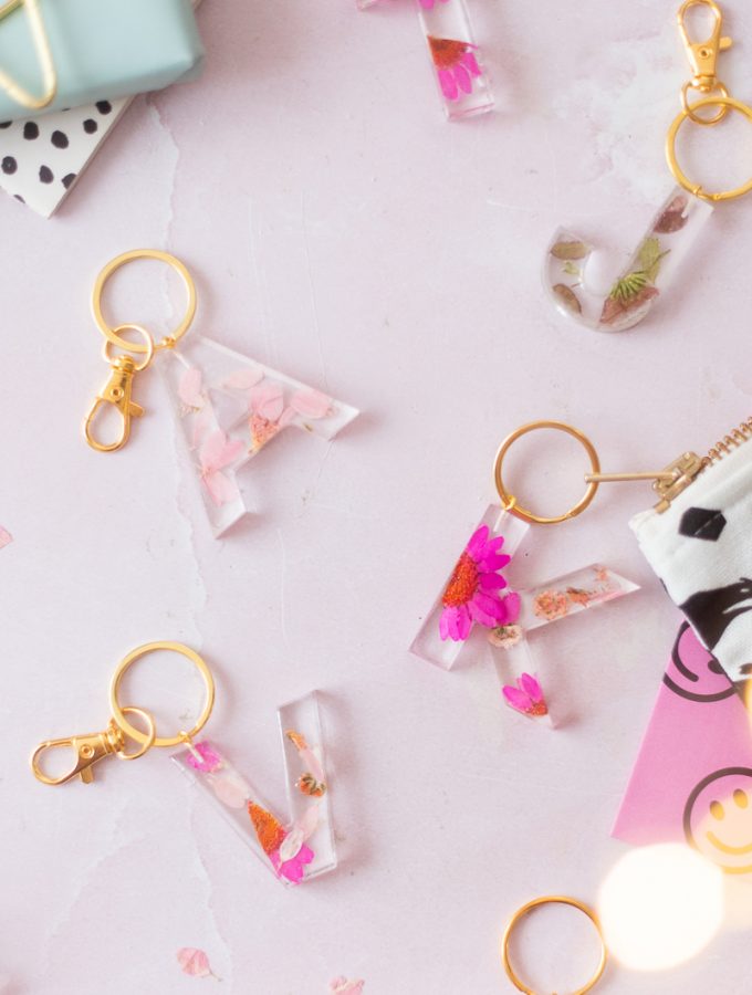 DIY Geschenkidee: Monogramm-Schlüsselanhänger aus Resin selbermachen | Gewinnspiel
